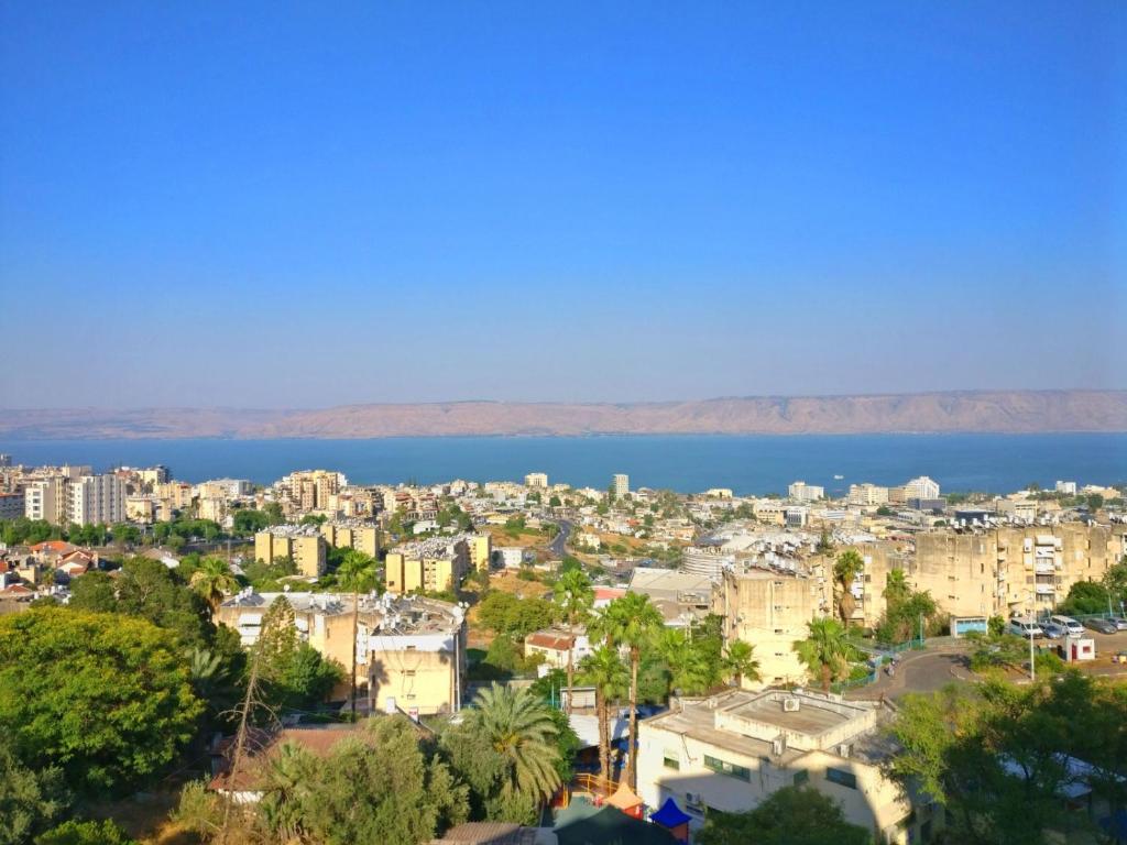 Fotografie z fotogalerie ubytování 1Bdrm APT With Panoramic View of Sea and Mountains v destinaci Tiberias