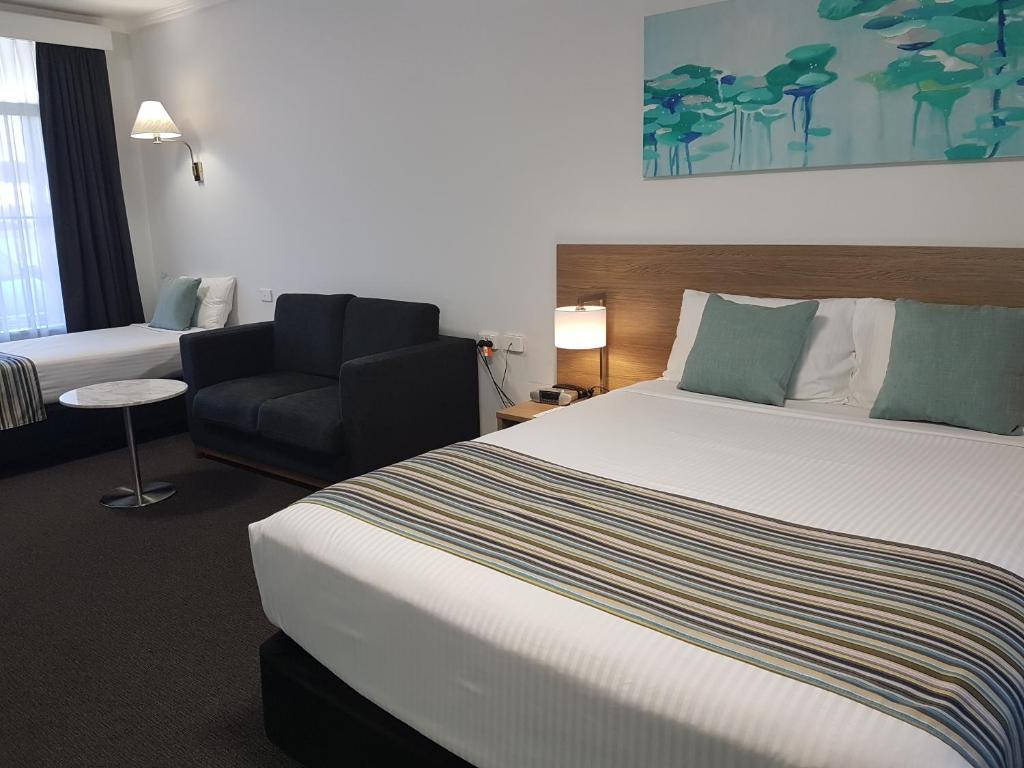 Postel nebo postele na pokoji v ubytování Mid City Motor Inn Singleton
