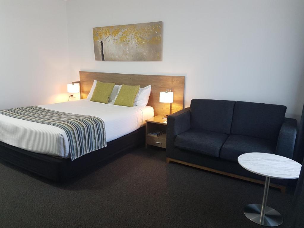 Postel nebo postele na pokoji v ubytování Mid City Motor Inn Singleton