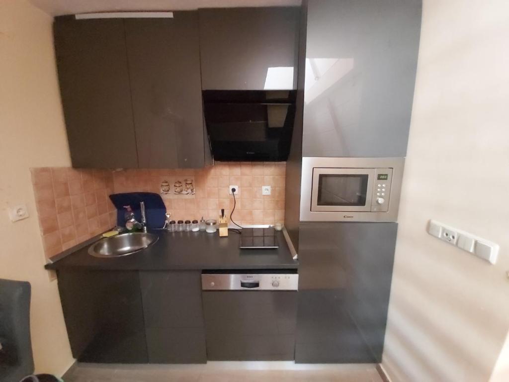Kuchyňa alebo kuchynka v ubytovaní Luxury apartment by the sea with private whirlpool and terrace 50m2