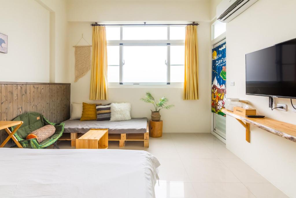 TV a/nebo společenská místnost v ubytování Cozy Green Guesthouse