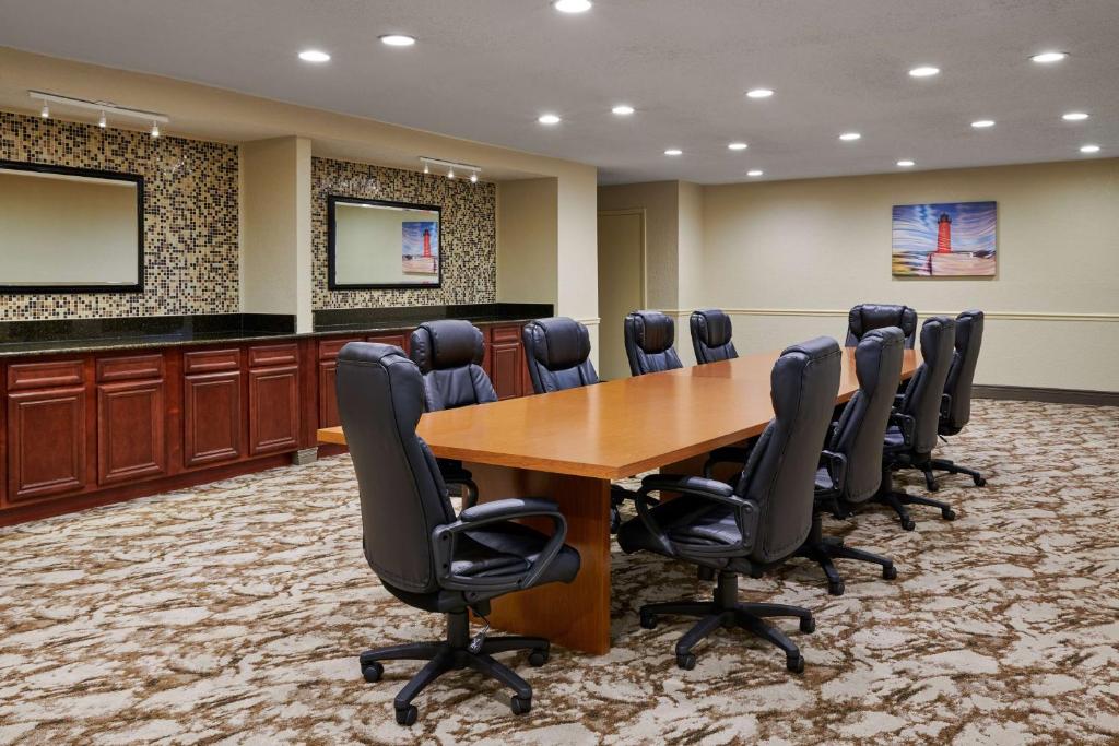 Best Western Plus Milwaukee Airport Hotel & Conference Center photo