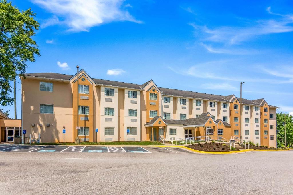 a large apartment building with a parking lot at Quality Inn Chester - South Richmond in Chester