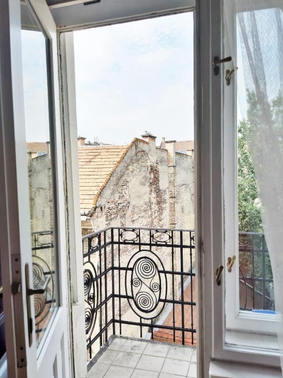 Balkón nebo terasa v ubytování White Pearl Rooms near Gozsdu