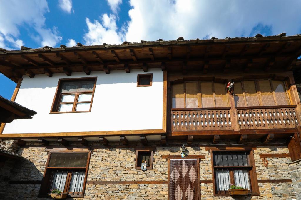 Gallery image of Тодорината къща in Leshten