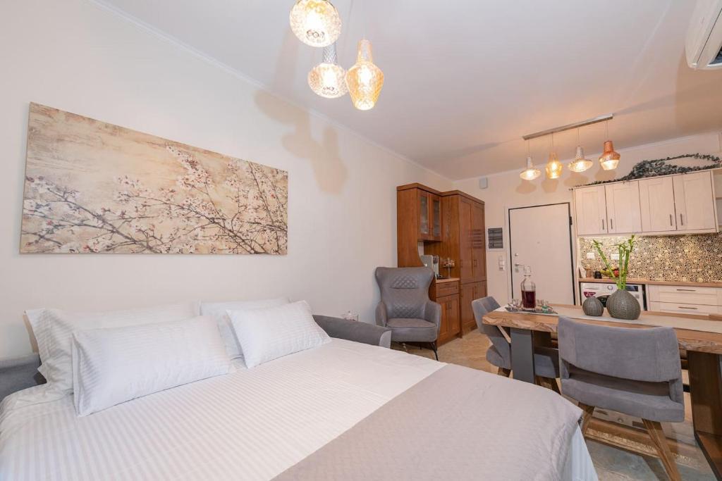 sypialnia z łóżkiem, stołem i krzesłami w obiekcie Casa Aelia, luxury apartment w Korfu