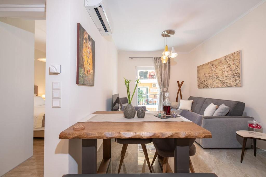 salon ze stołem i kanapą w obiekcie Casa Aelia, luxury apartment w Korfu