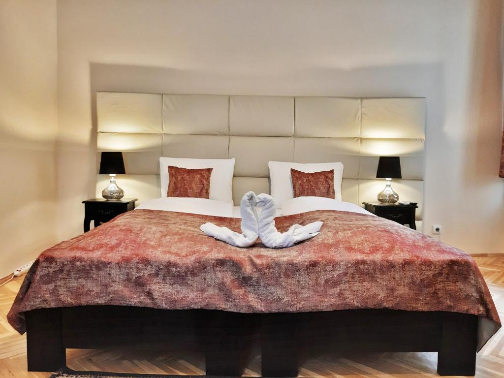 Een bed of bedden in een kamer bij Folk Art Apartment near Blaha Lujza Square