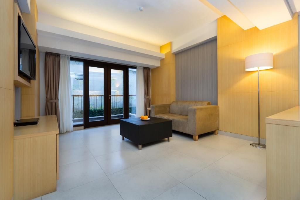TV a/nebo společenská místnost v ubytování Quest Hotel Kuta by ASTON