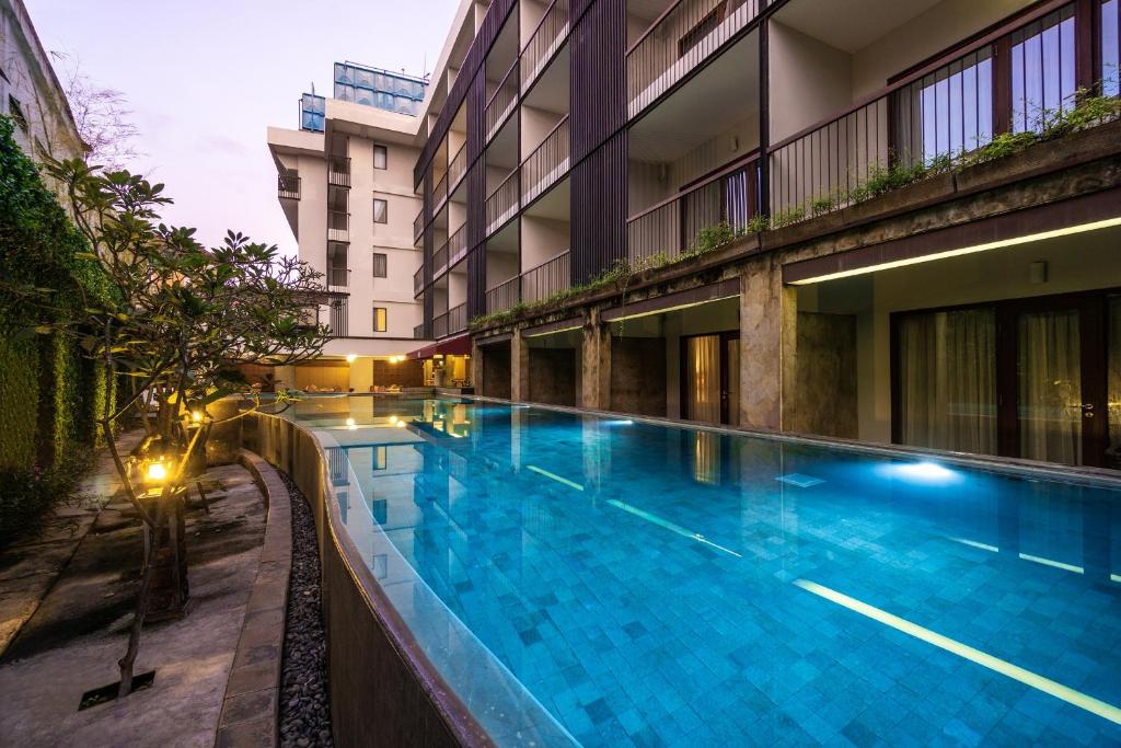 Bazén v ubytování Quest Hotel Kuta by ASTON nebo v jeho okolí