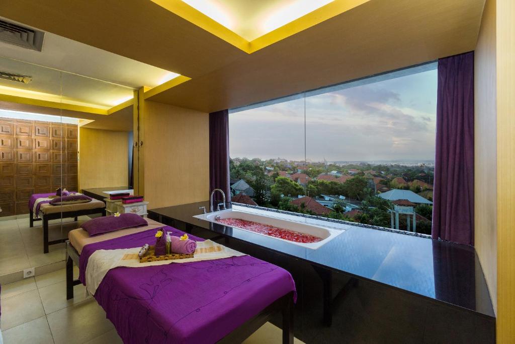 Bazén v ubytování Quest Hotel Kuta by ASTON nebo v jeho okolí