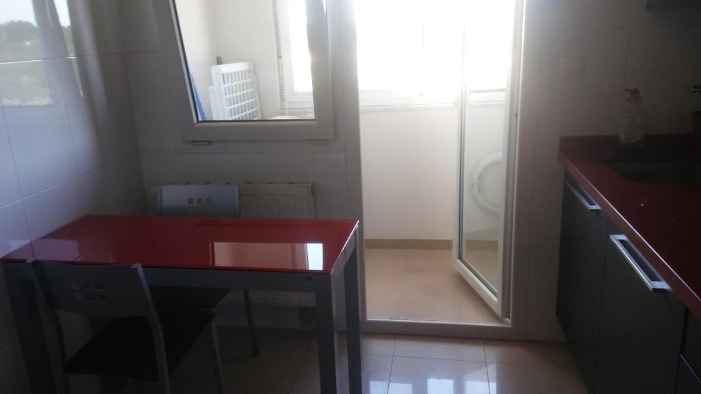 A kitchen or kitchenette at Precioso apartamento