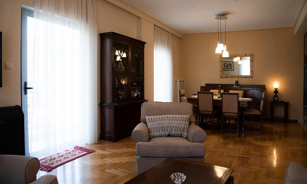 Kalhas retreat. في أثينا: غرفة معيشة مع طاولة وغرفة طعام
