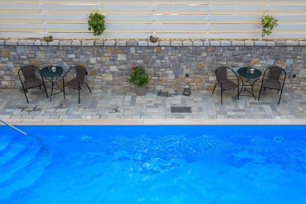 Bazén v ubytování Neda Hotel nebo v jeho okolí