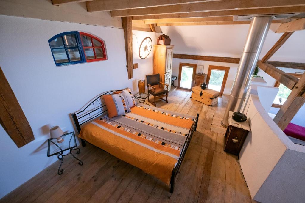 einen Blick über ein Schlafzimmer mit einem Bett in der Unterkunft Domaine de la Coteire in Cugy