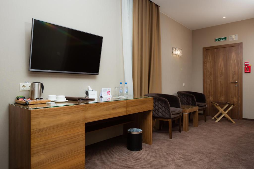 TV a/nebo společenská místnost v ubytování Crystal Hotel