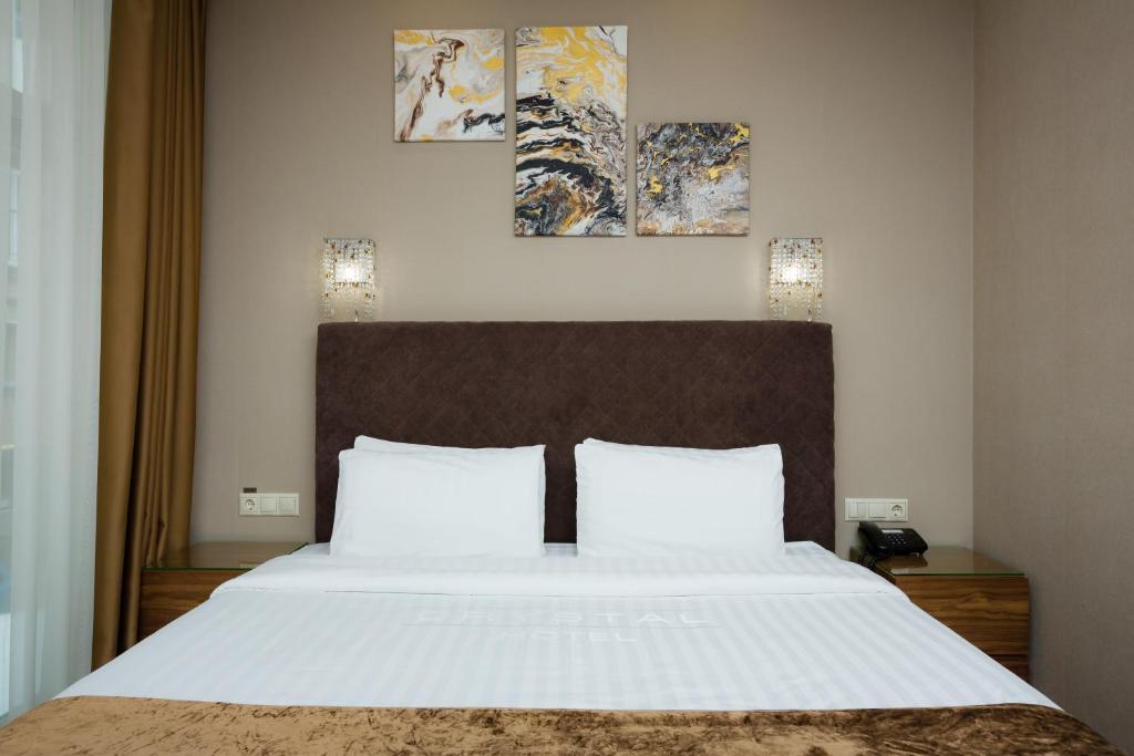 Postel nebo postele na pokoji v ubytování Crystal Hotel