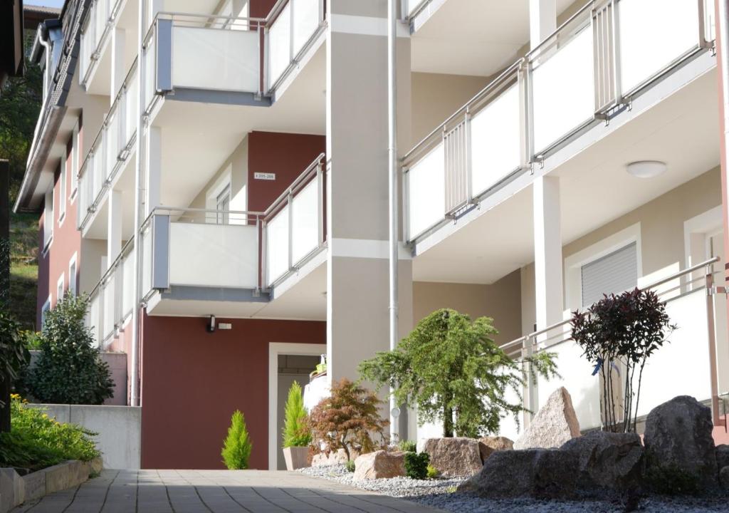 un condominio con balconi e cortile di Hotel & Mühlenapartments a Gernsbach