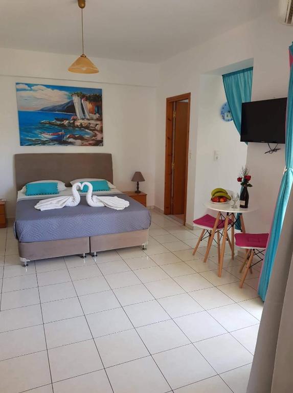 Posteľ alebo postele v izbe v ubytovaní Vrisi Apartments & Villa
