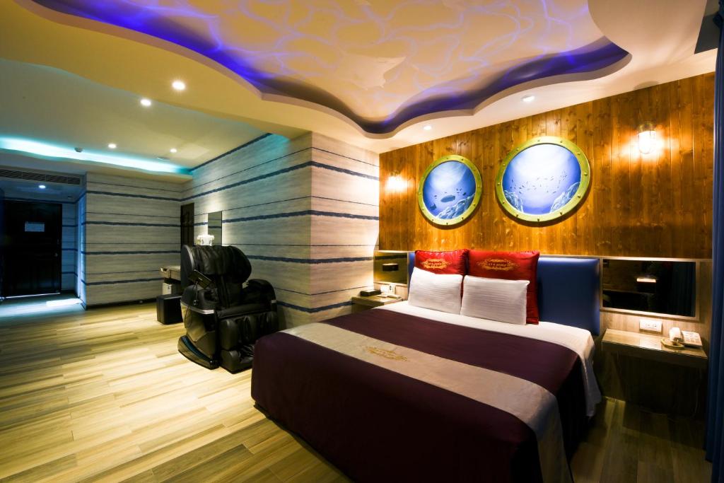 a bedroom with a bed and a ceiling with windows at Carnival Motel in Taipei