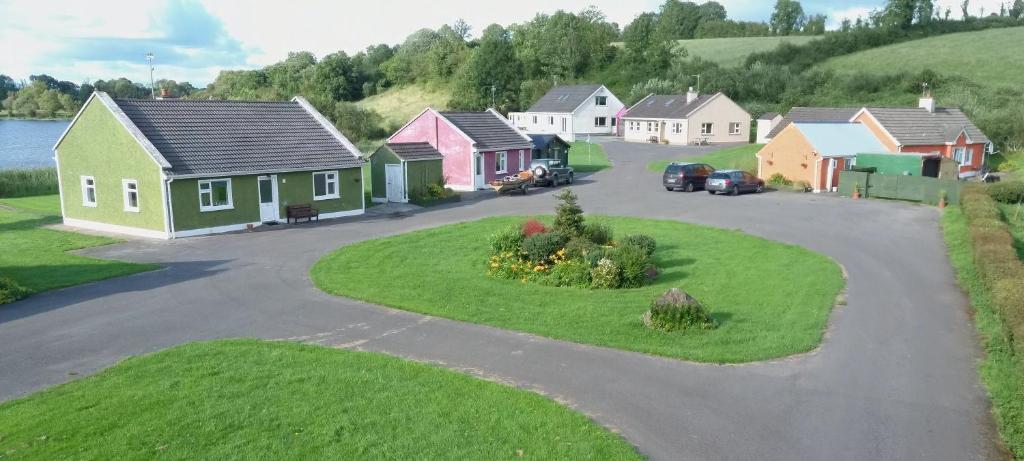 Vista ariale di un quartiere residenziale con case e vialetto di Clonandra Cottages a Belturbet