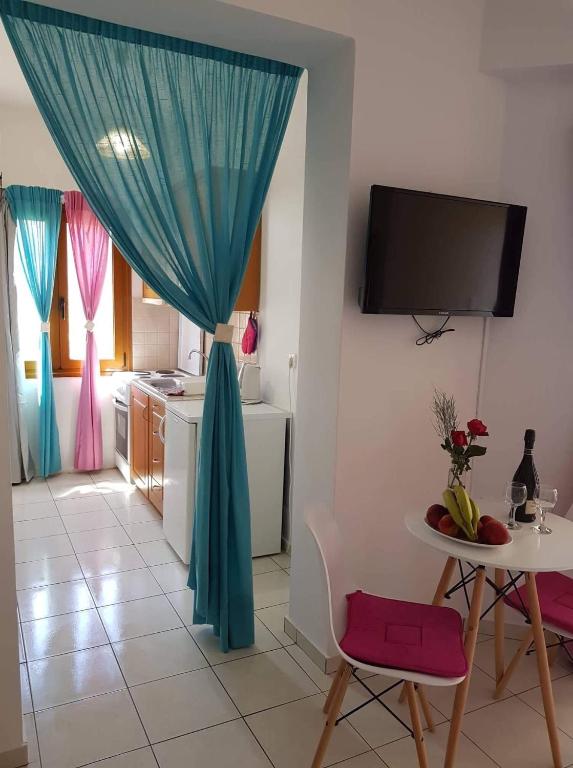 Televízia a/alebo spoločenská miestnosť v ubytovaní Vrisi Apartments & Villa