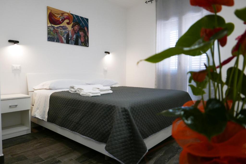 een slaapkamer met een bed met handdoeken erop bij Opera Boutique Rooms in Monreale