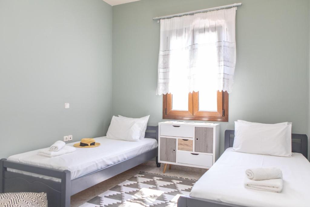 A bed or beds in a room at Naxos View