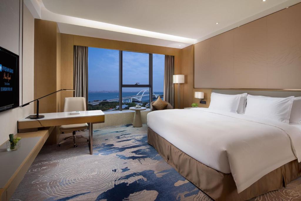 Postel nebo postele na pokoji v ubytování Wyndham Grand Plaza Royale Yuzhou Xiamen Wuyuan Bay