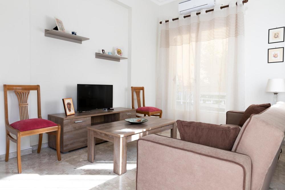 Televízia a/alebo spoločenská miestnosť v ubytovaní PANOS HOUSE