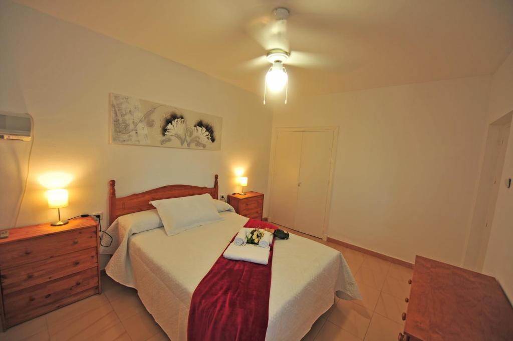 Łóżko lub łóżka w pokoju w obiekcie Apto Terrazas 3 Rooms 2 baños Cabildo Playa Parking