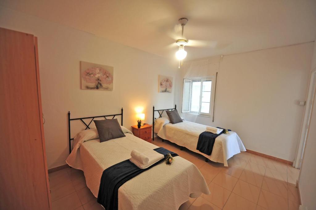 Łóżko lub łóżka w pokoju w obiekcie Apto Terrazas 3 Rooms 2 baños Cabildo Playa Parking