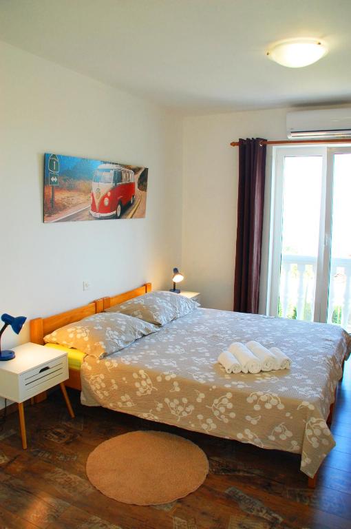 Posteľ alebo postele v izbe v ubytovaní Apartments Kolmanic, sea view, free privat parking