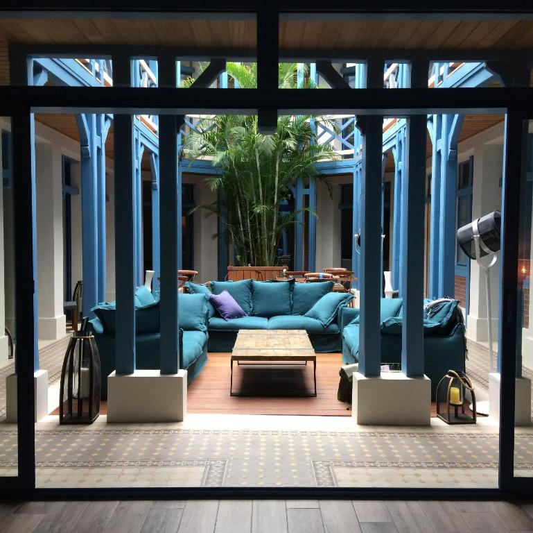 a living room with a blue couch in a building at Villa d'Eaux in Villers-sur-Mer