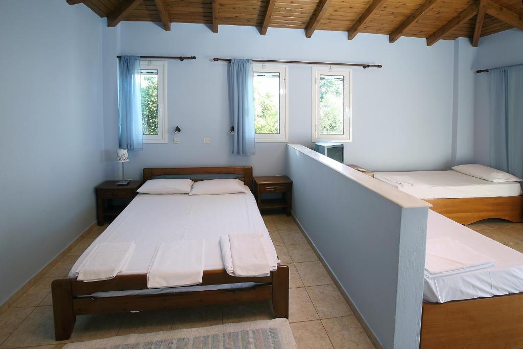 Łóżko lub łóżka w pokoju w obiekcie Alexandros Seaside Family Apartments & Villas - Paradise, 7' from Petalidi