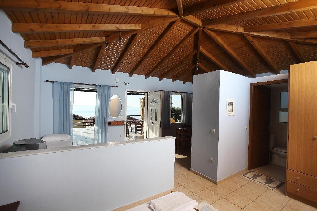 Zdjęcie z galerii obiektu Alexandros Seaside Family Apartments & Villas - Paradise, 7' from Petalidi w mieście Kalamaki