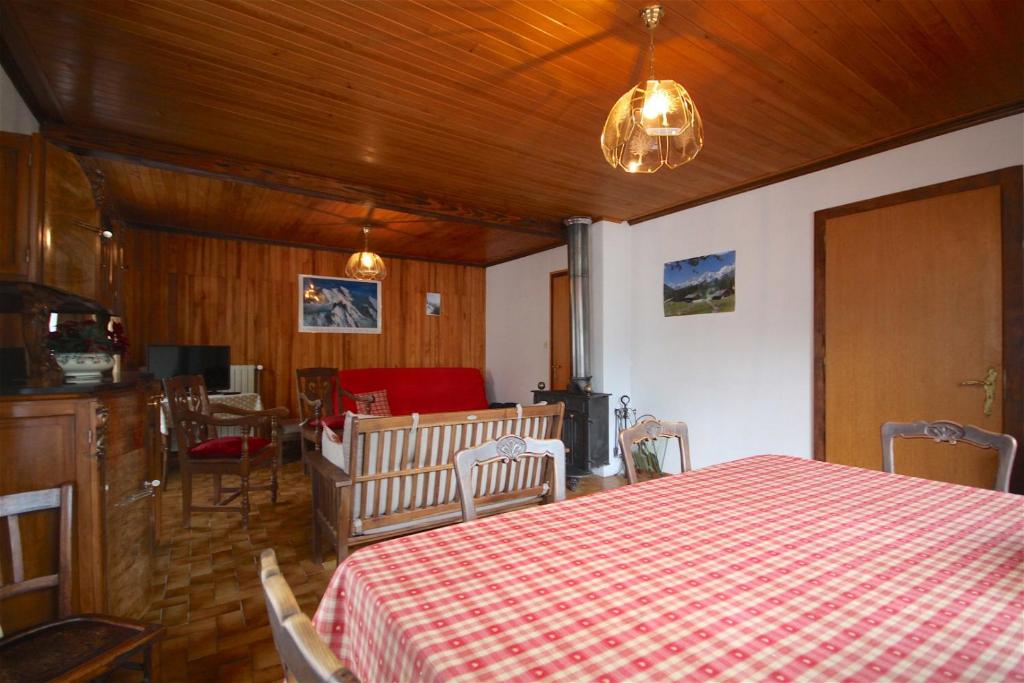 une chambre avec une table et un chiffon de table rouge et blanc dans l'établissement Triolet 1, à Morzine
