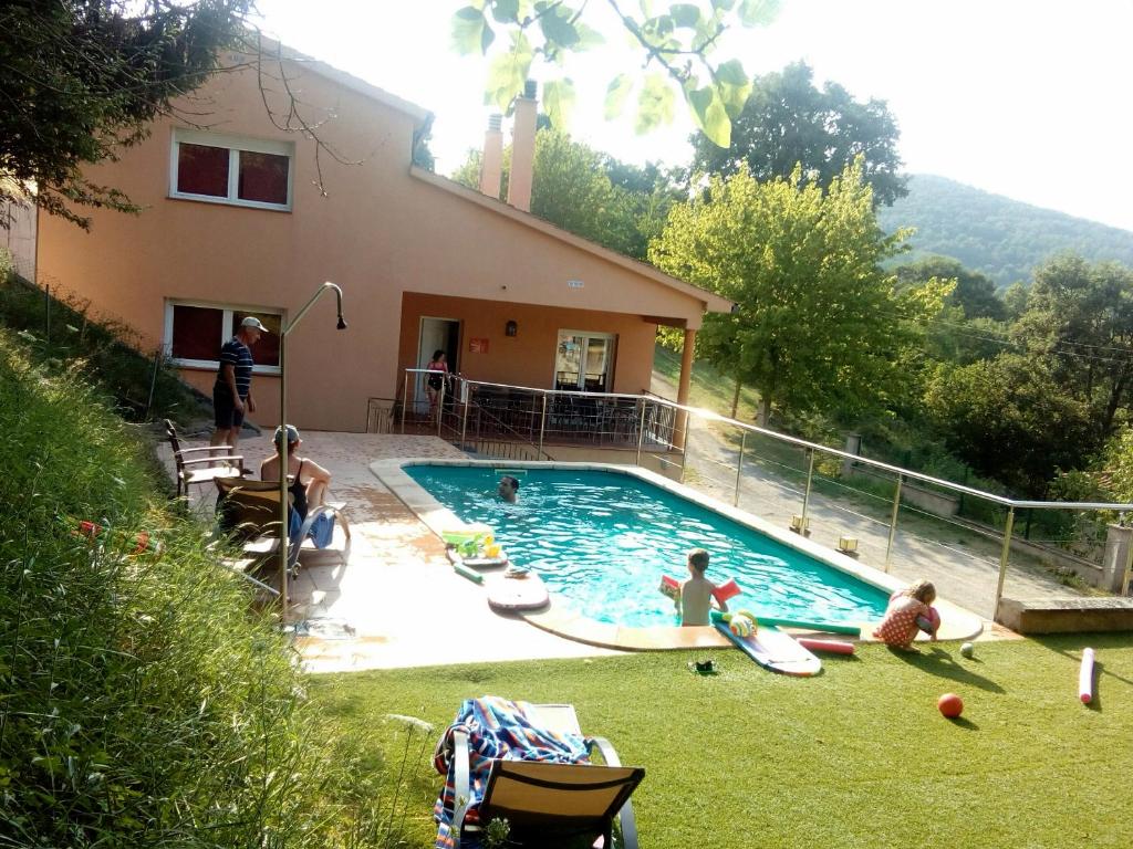 een groep mensen die in een zwembad spelen bij CAN MENCIÓ - Les Costes in Santa Pau