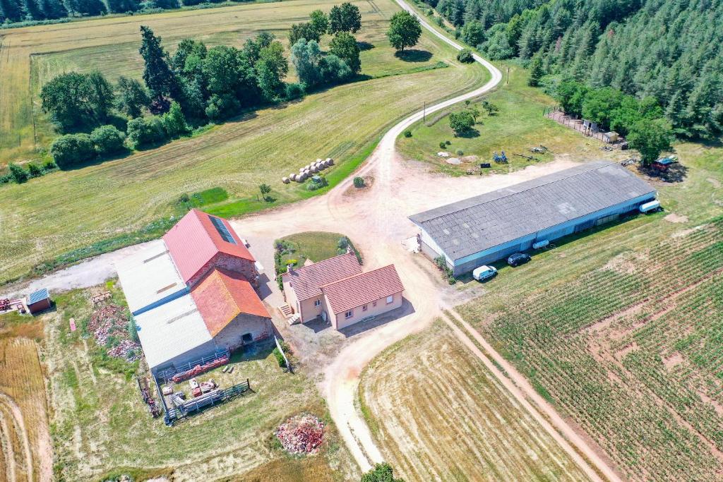 una vista aerea di una fattoria con fienile di Gîte La Fontagrille a Épineuil-le-Fleuriel