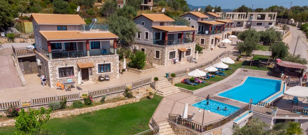 una vista aérea de una casa con piscina en Ionion Fos en Nikiana