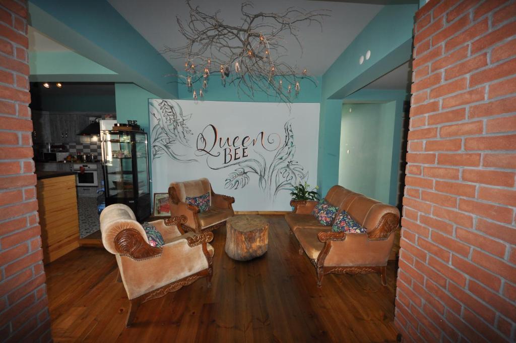 Queen Bee Hotel - 14