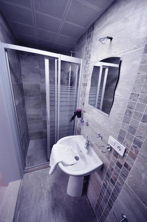 Queen Bee Hotel - 15