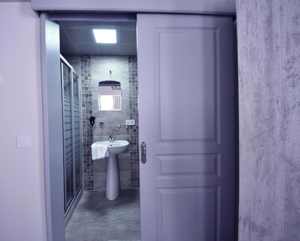 Queen Bee Hotel - 16