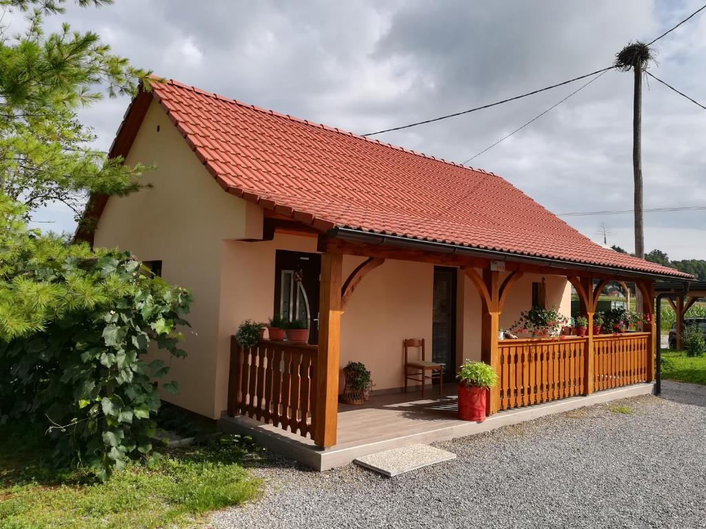 une petite maison avec un toit rouge dans l'établissement Apartma Škrilje, à Gradac