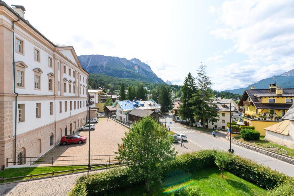 widok na miasto z ulicą i budynkami w obiekcie Casa Olimpia w mieście Cortina dʼAmpezzo