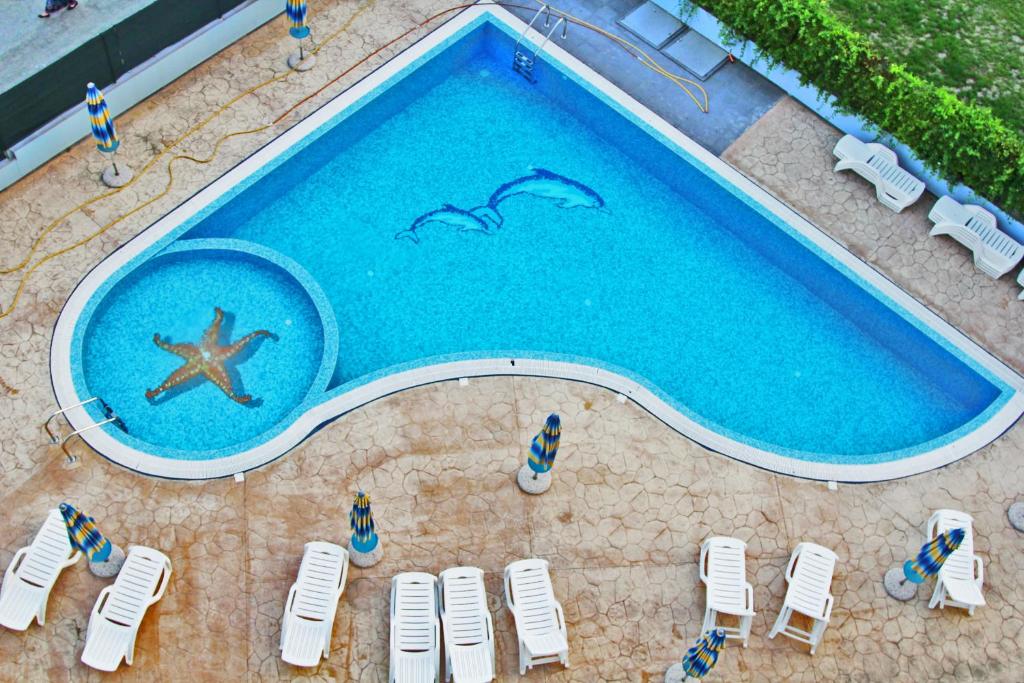 una vista aérea de una piscina con sillas y una estrella de mar en Apartments in Kristal Complex, en Nesebar