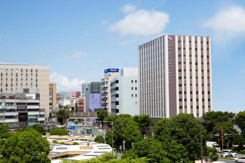 uitzicht op een stad met hoge gebouwen bij Kitanoniwa The Kuretakeso in Hamamatsu