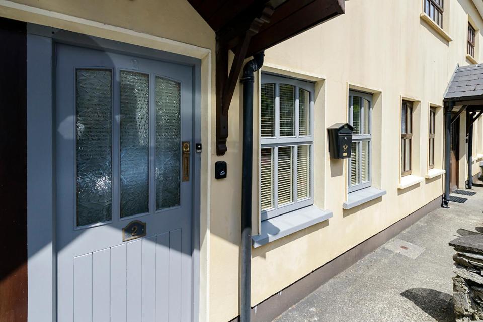 białe drzwi i okna na budynku w obiekcie Henry Court Townhouse w mieście Kenmare