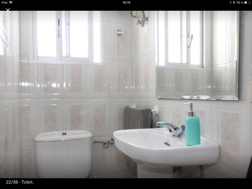 A bathroom at Golondrina