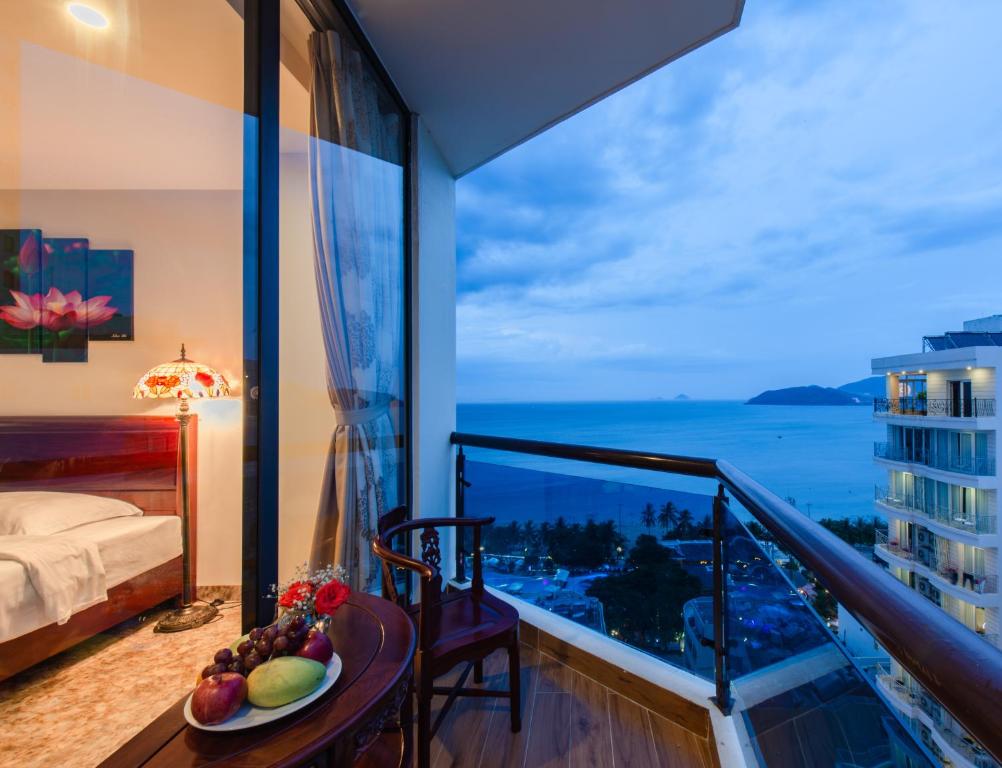 Phòng Deluxe 3 Người với Ban công và Tầm nhìn ra Biển